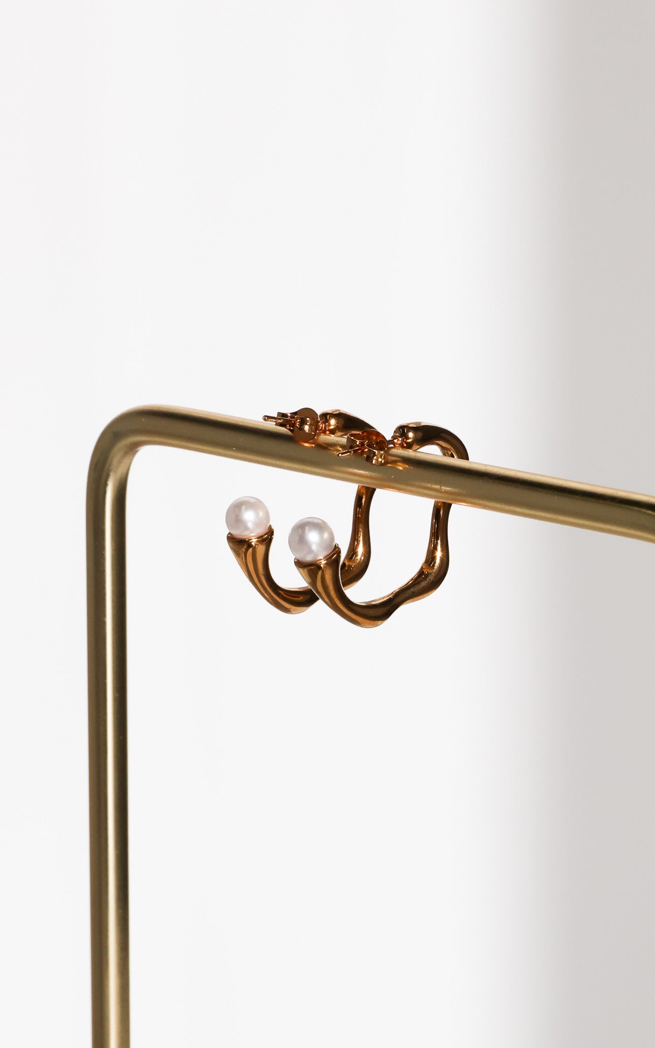 Tabi Hoop Earrings - Gold Wavy Pearl