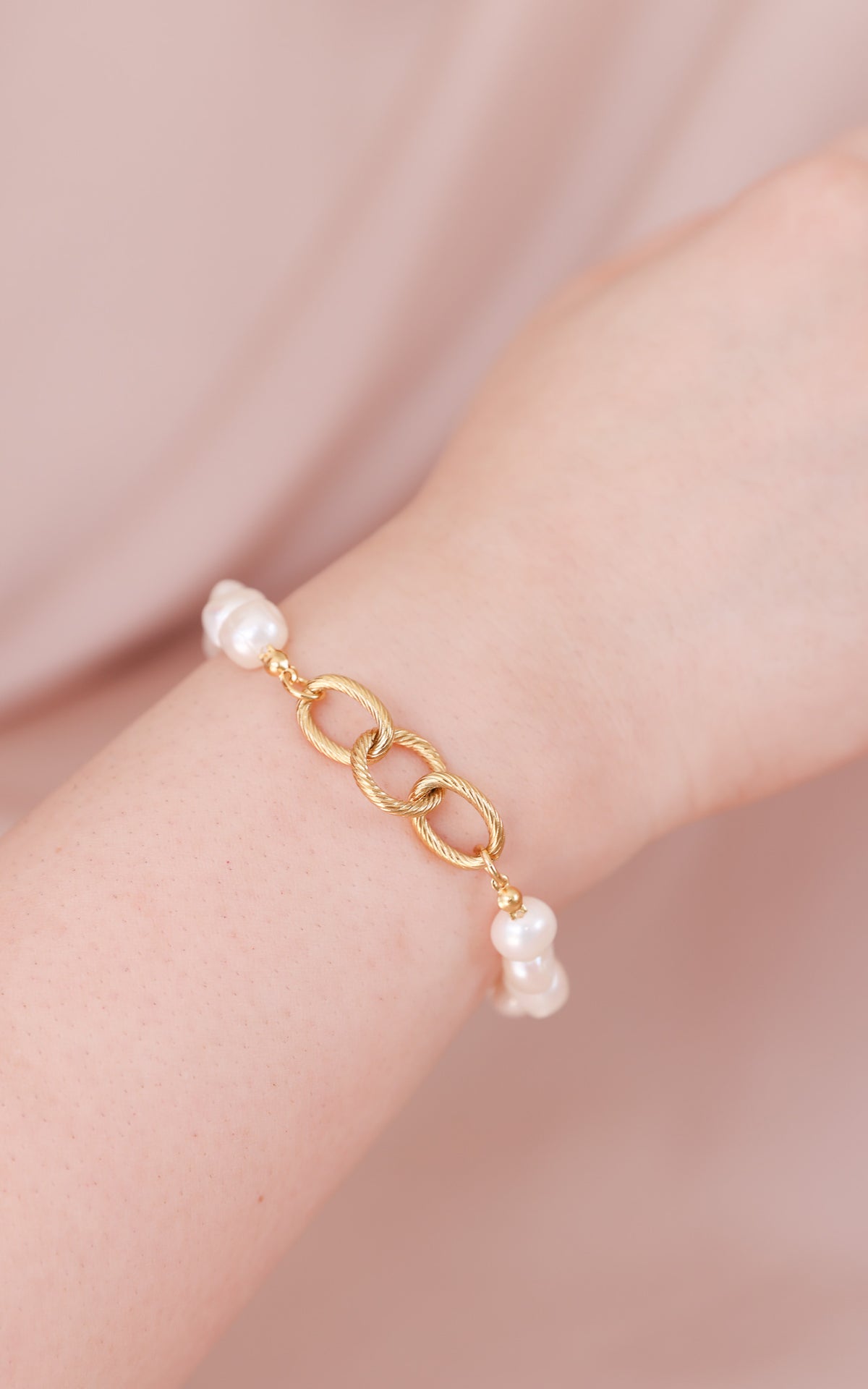 Cove Bracelet - Gold Link Freshwater Pearl