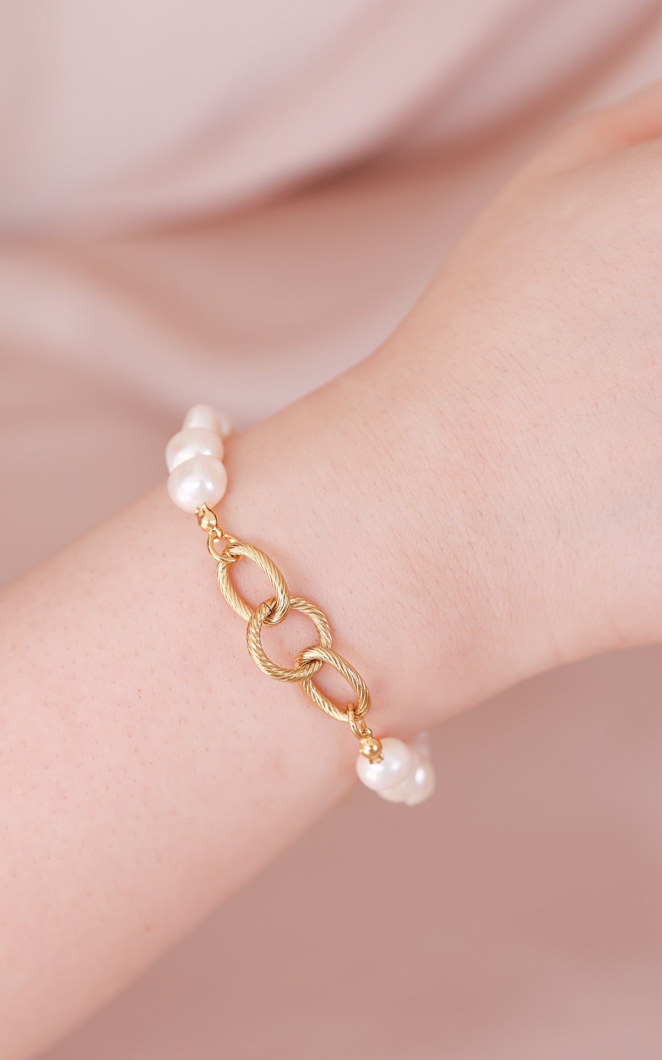 Cove Bracelet - Gold Link Freshwater Pearl