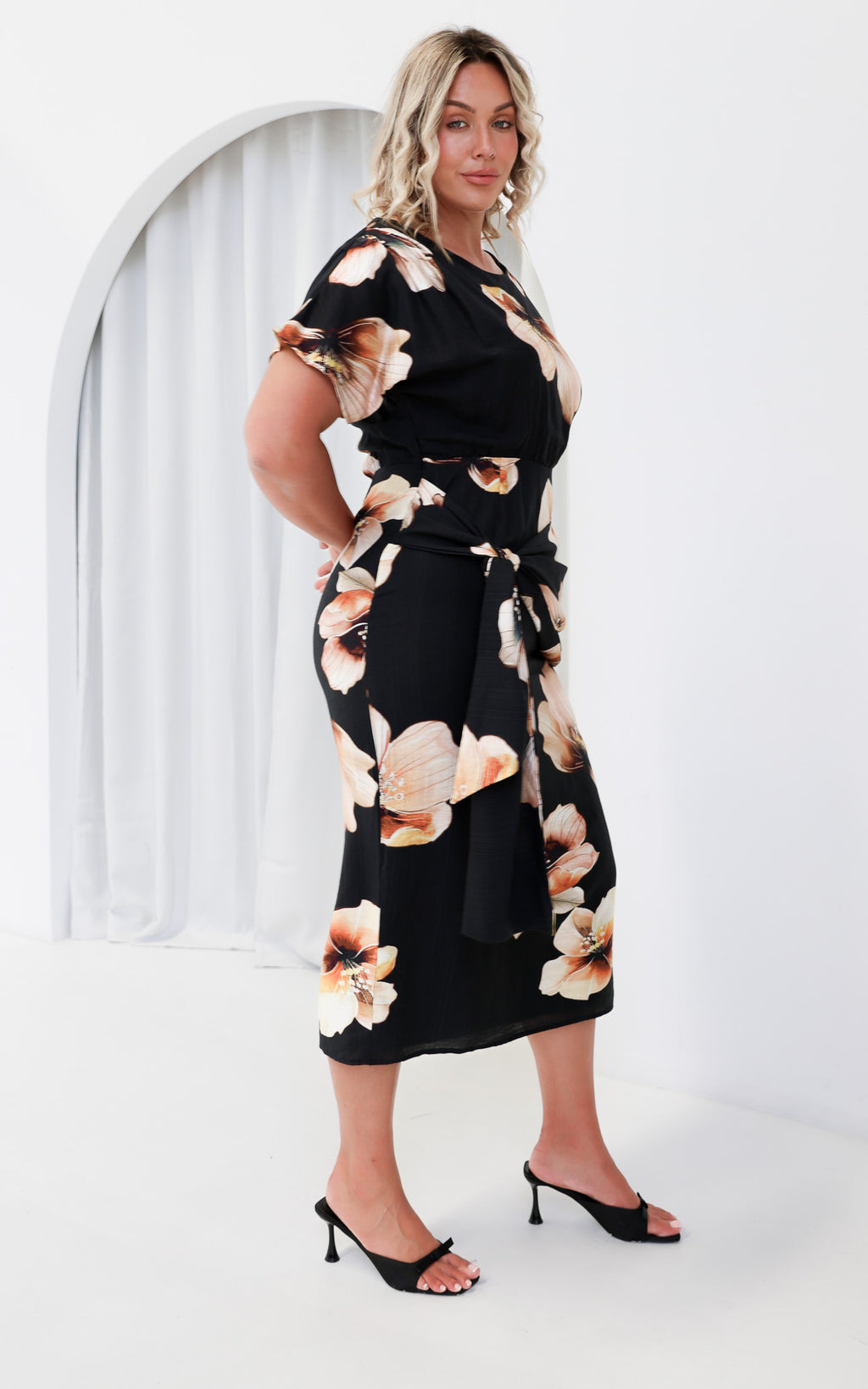 Kobe Short Sleeve Midi Dress - Black Floral