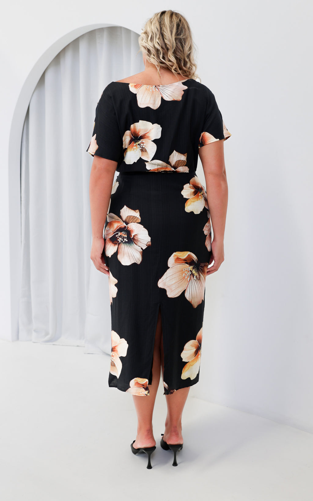 Kobe Short Sleeve Midi Dress - Black Floral