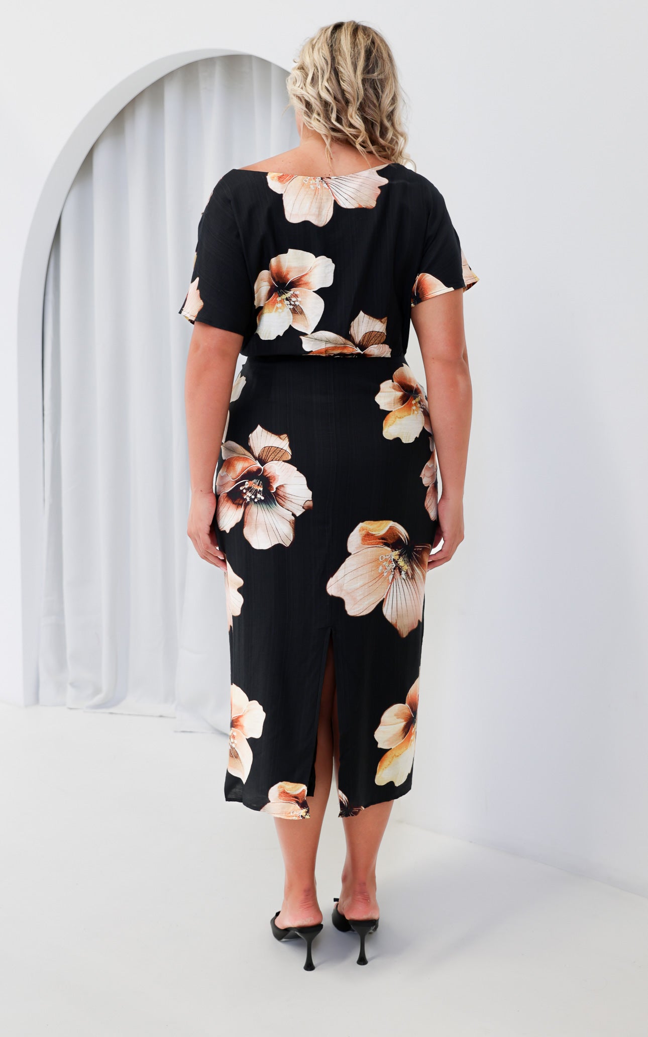 Kobe Short Sleeve Midi Dress - Black Floral