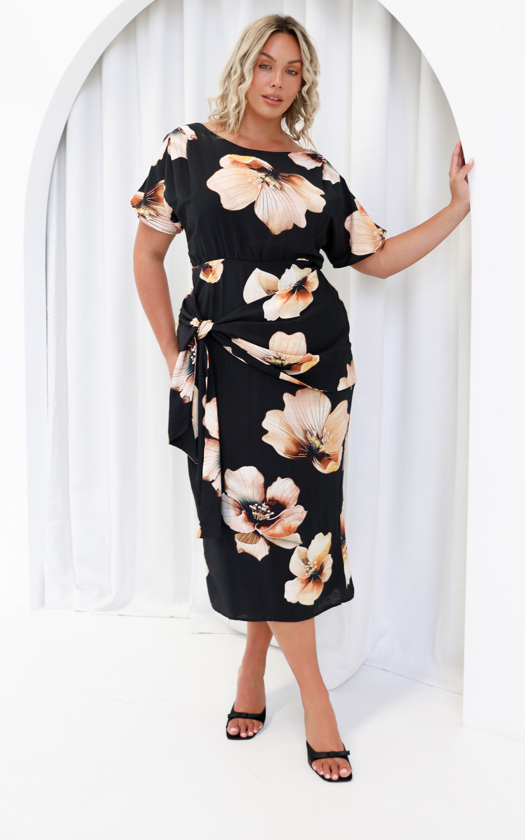 Kobe Short Sleeve Midi Dress - Black Floral