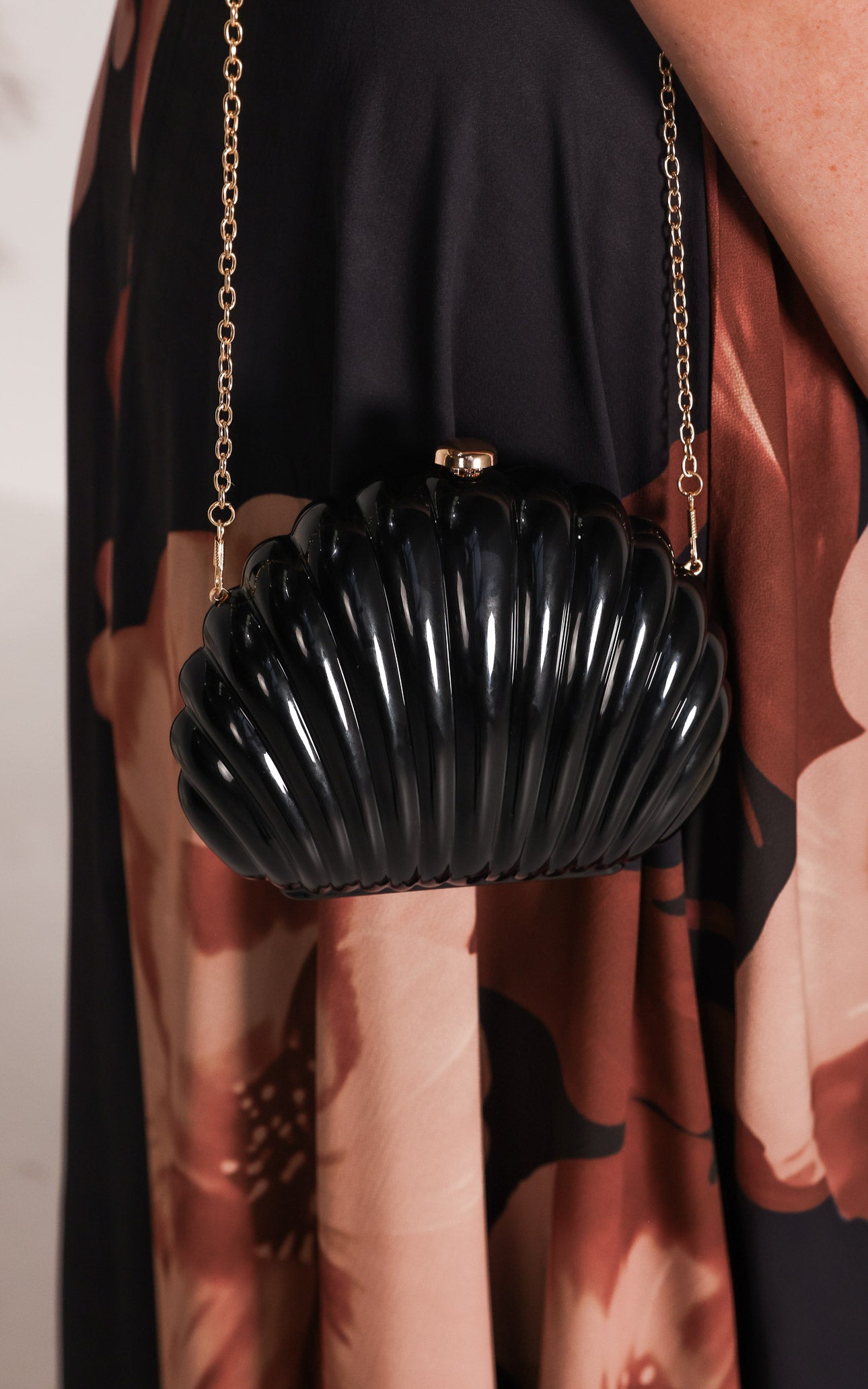 Rizela Shell Clutch Bag - Black
