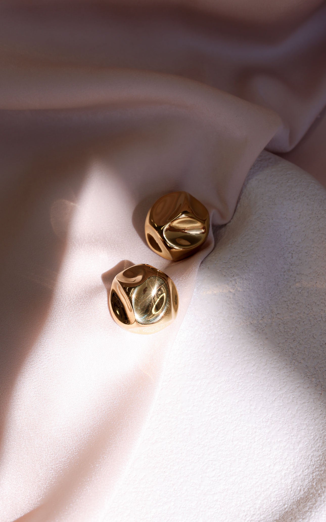 Tida Stud Earrings - Gold Curve Texture