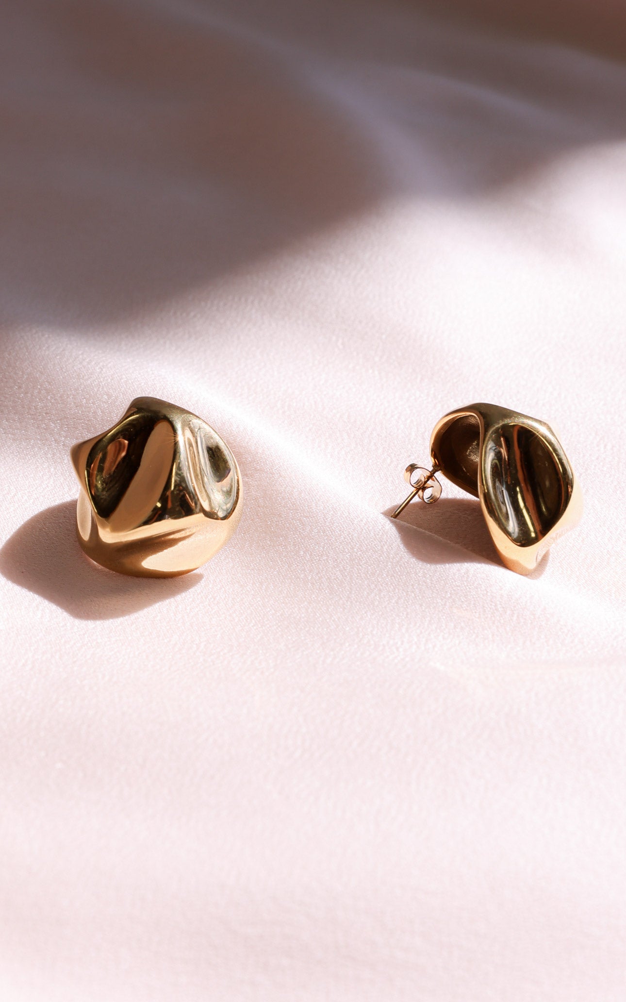 Tida Stud Earrings - Gold Curve Texture