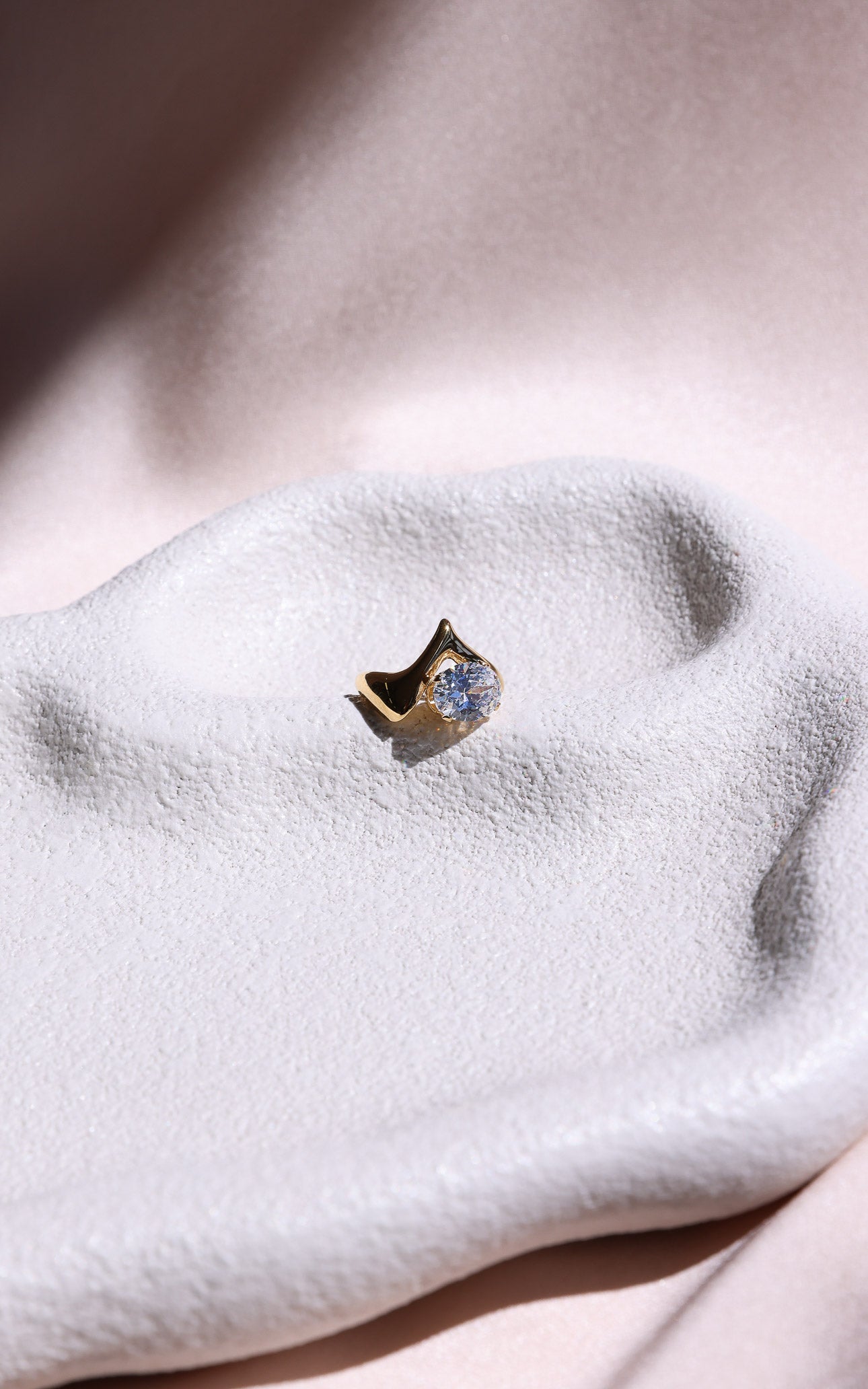 Tindra Ring - Gold Oval Stone