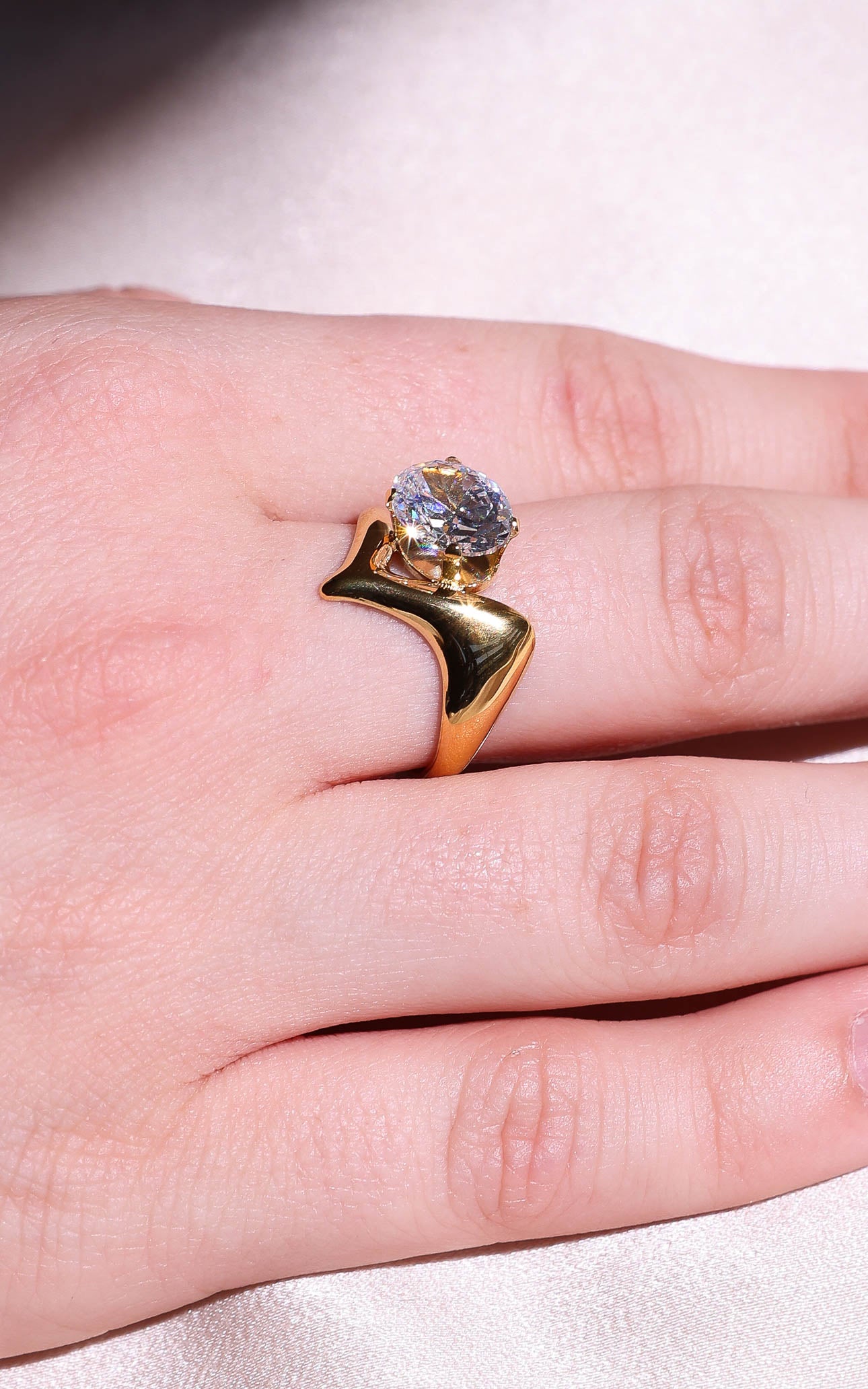 Tindra Ring - Gold Oval Stone