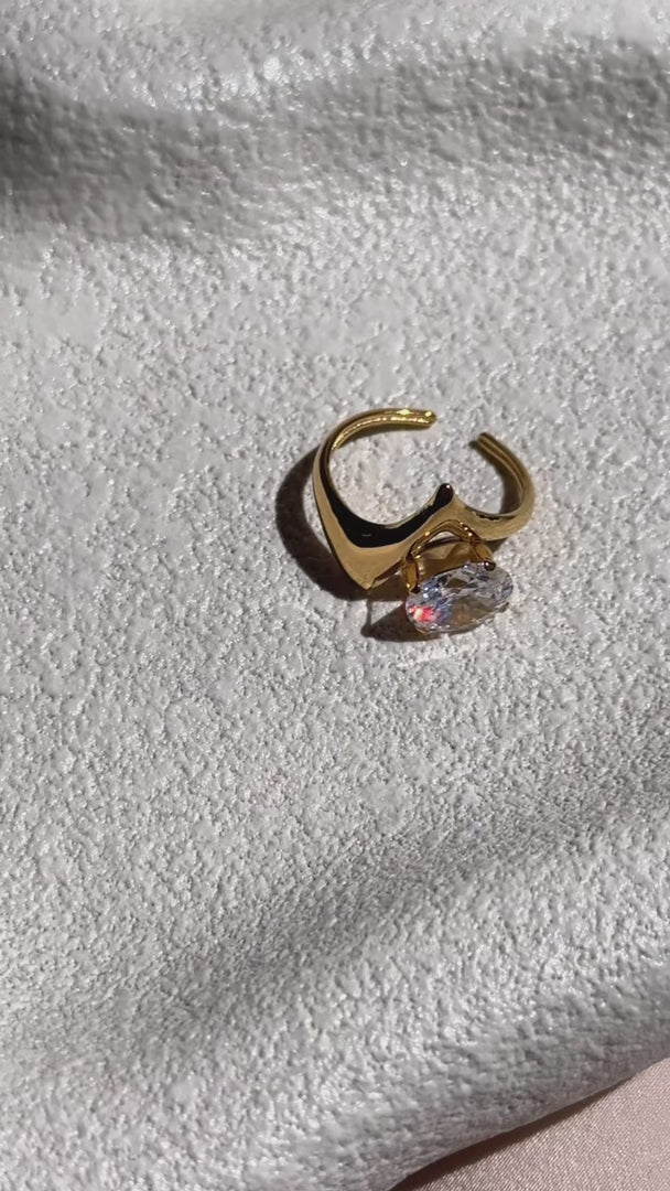 Tindra Ring - Gold Oval Stone