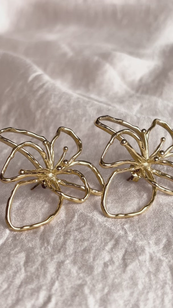 Darcia Stud Earrings - Gold Flower Outline