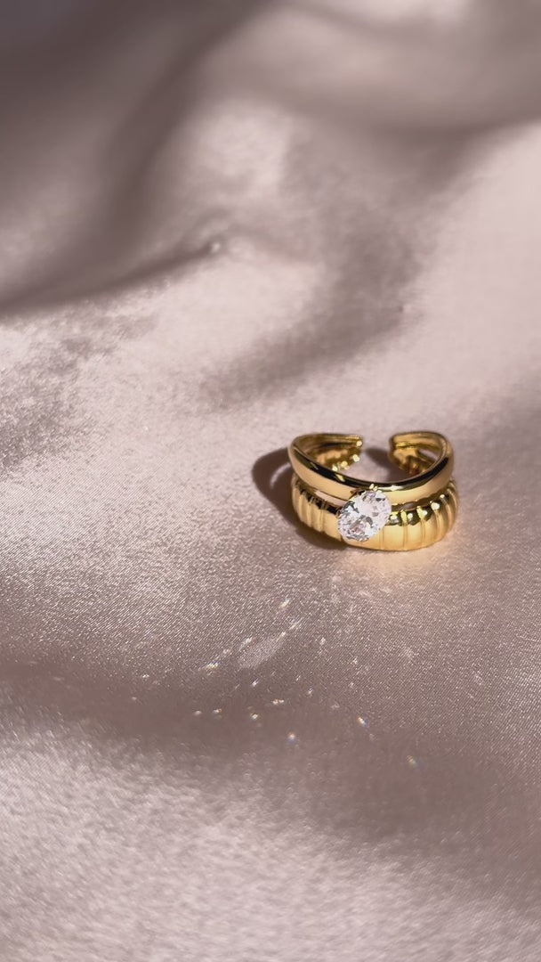 Kairi Ring - Gold Ribbed Oval Diamante