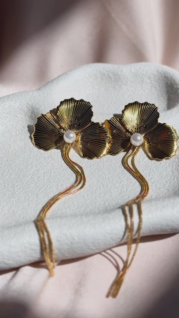 Avalee Stud Earrings - Gold Petal Pearl